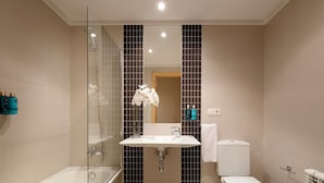 A modern bathroom with a glass-enclosed shower, a white sink, and a toilet. - Vita Homes by Upper Luxury Housing (Santiago de Compostela)