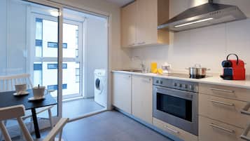 Full-sized fridge, microwave, stovetop, dishwasher
