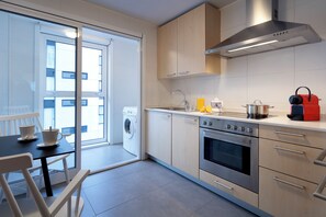 Full-size fridge, microwave, stovetop, dishwasher