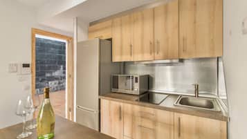 Fridge, microwave, coffee/tea maker, electric kettle