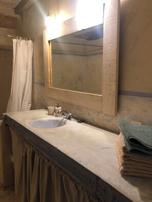 タオル、トイレットペーパー