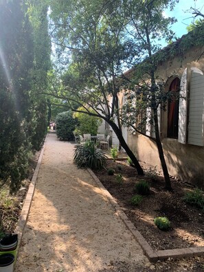 Outdoor dining - Entre Pont et Palais - Gîte de Caractère in Provence (Rochefort-du-Gard)