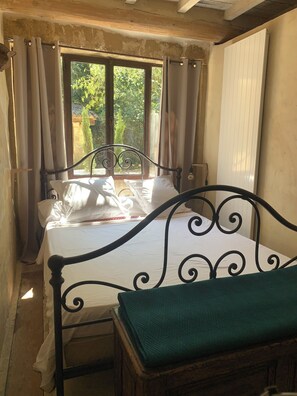 2 chambres, fer et planche à repasser, Wi-Fi, draps fournis