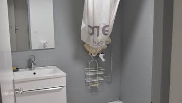 Douche, serviettes fournies, savon, papier toilette