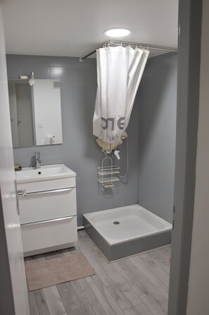 Douche, serviettes fournies, savon, papier toilette