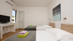 Tabla de planchar con plancha, wifi gratis y ropa de cama 
