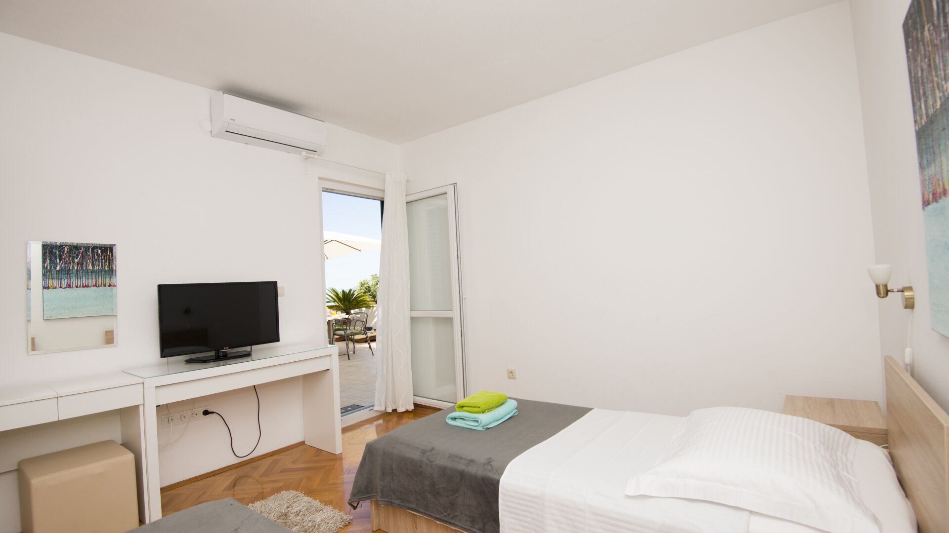 Iron/ironing board, free WiFi, bed sheets