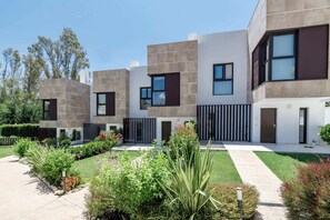 Exterior - Luxury Marbella Townhouse: Golden Green with Garden Views & Garage (Marbella)