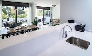 Dining - Luxury Marbella Townhouse: Golden Green with Garden Views & Garage (Marbella)