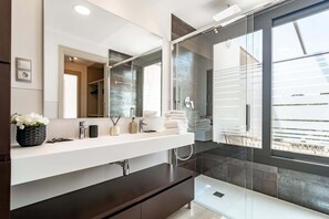 Dusche, Haartrockner, Handtücher, Shampoo