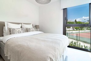 3 bedrooms, iron/ironing board, free WiFi, bed sheets - Luxury Marbella Townhouse: Golden Green with Garden Views & Garage (Marbella)