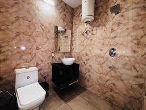 Chambre Double Deluxe | Salle de bain | Douche, articles de toilette gratuits, serviettes fournies, savon