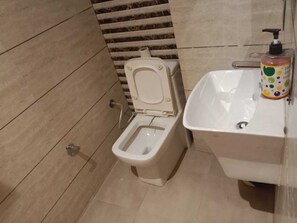 デラックス ダブルルーム | バスルーム | シャワー、バスアメニティ (無料)、タオル、石鹸