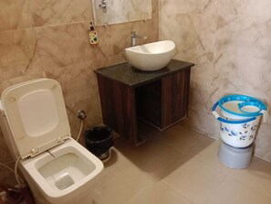 Shower, free toiletries, towels, soap - Hotel Mercury Inn by Sonachi 8558820852 (Amritsar)