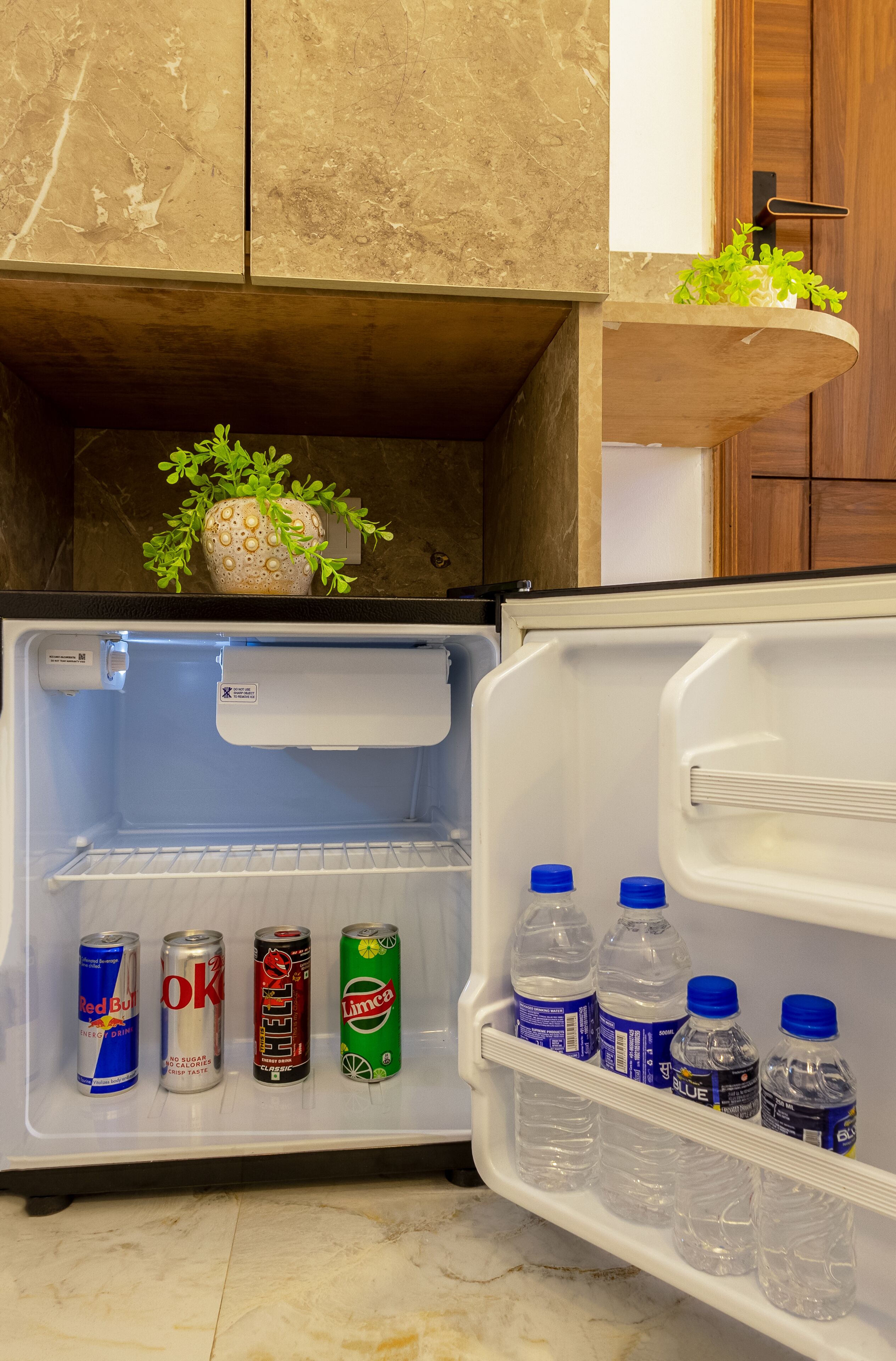 ثلاجة صغيرة