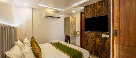 Deluxe Double Room | Desk, laptop workspace, soundproofing, iron/ironing board