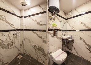 ฝักบัว, ของใช้ในห้องน้ำฟรี, ไดร์เป่าผม (มีให้บริการตามคำขอ)