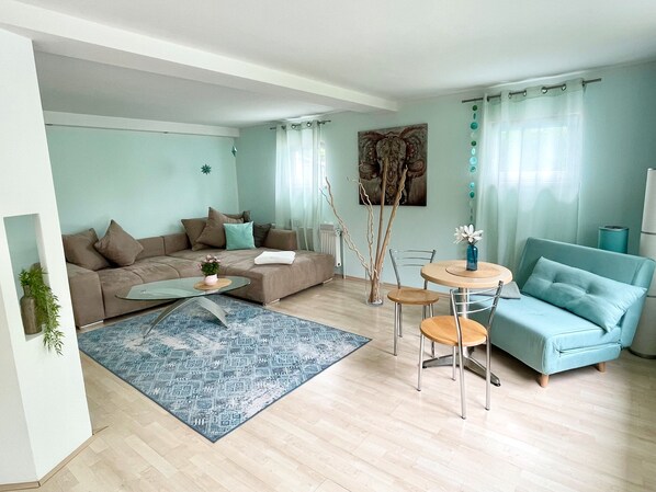 TV, table tennis, stereo - Bungalow 'Auszeit' with Private Terrace (Berlin)