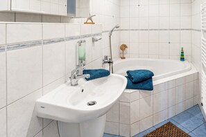 Ducha, secador de pelo y toallas