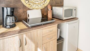 Frigorífico, microondas, placa de cocina y cafetera o tetera