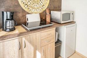 Refrigerador, microondas, parrilla de estufa y cafetera y tetera 