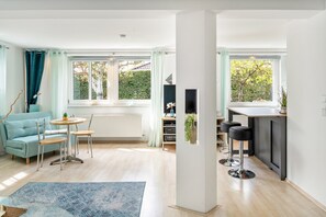 Una televisión, una mesa de tenis de mesa, un reproductor estéreo