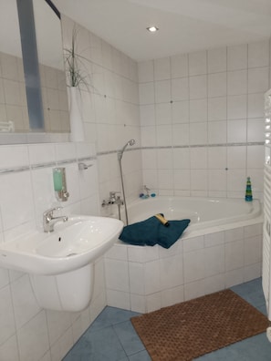 Shower, hair dryer, towels - Bungalow 'Auszeit' with Private Terrace (Berlin)