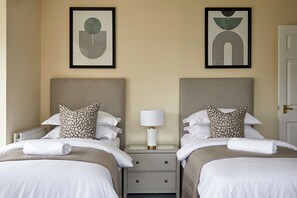 2 bedrooms, WiFi (free), bed sheets - Apartment - Sleeps 6 - Riverside - City Centre (London)