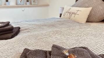 4 bedrooms, WiFi, bed sheets