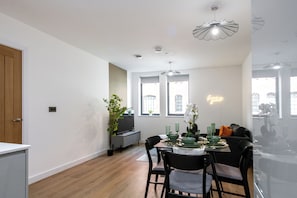 Appartement | Cuisine privée | Grand réfrigérateur, micro-ondes, four, plaque de cuisson