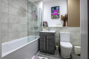 Apartment | Badezimmer | Duschwanne, kostenlose Toilettenartikel, Haartrockner, Handtücher