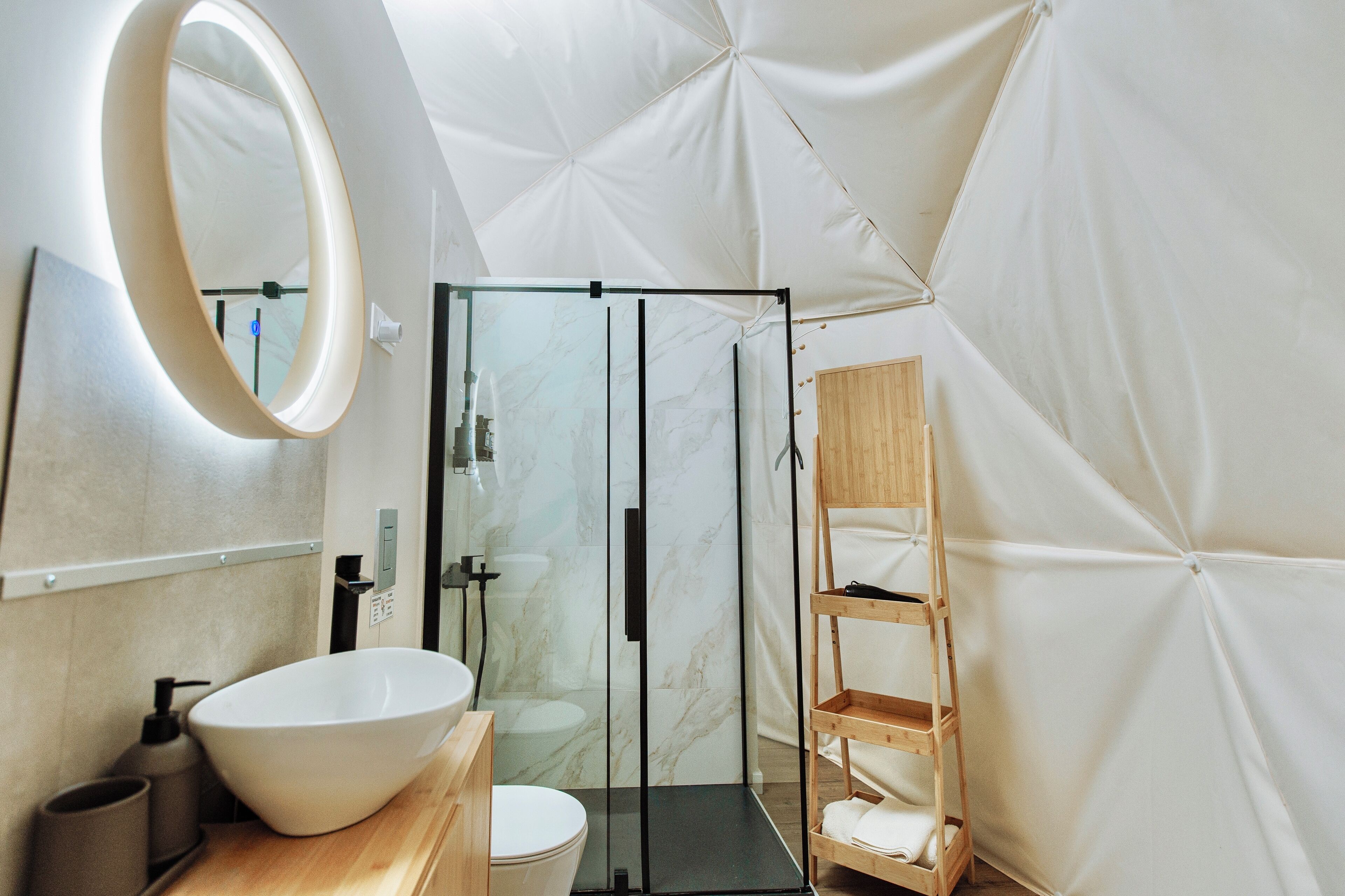 Doccia, asciugacapelli, asciugamani, sapone