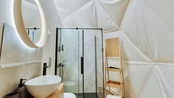 Douche, sĂšche-cheveux, serviettes fournies, savon