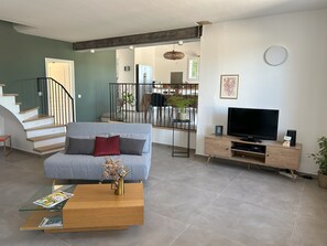 Fernseher, DVD-Player, Bücher