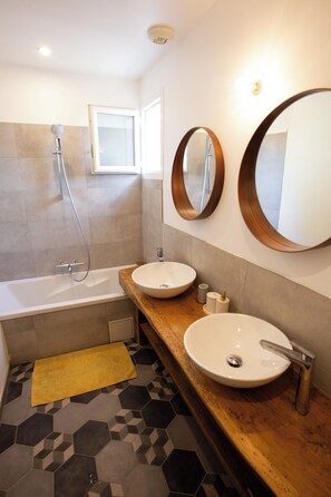 Een douche, een haardroger, handdoeken, zeep