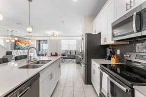 Fridge, microwave, oven, stovetop - 4822 Resort Pool House Disney Universal Orlando (Kissimmee)