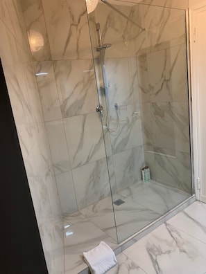 Chambre Double Standard, balcon, vue ville | Salle de bain