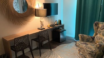 Habitación doble estándar, balcón, vista a la ciudad | Cortinas blackout y wifi gratis