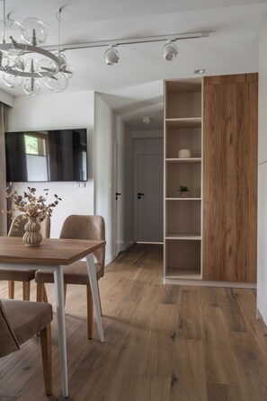 Deluxe-Apartment, Balkon | Wohnbereich