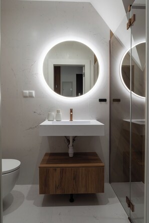 Deluxe Apartment, Balcony | Bathroom