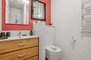 Dusche, kostenlose Toilettenartikel, Haartrockner, Handtücher