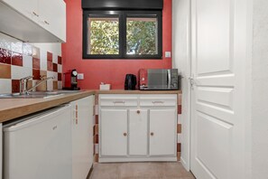 Refrigerador, microondas, horno, placa de cocina