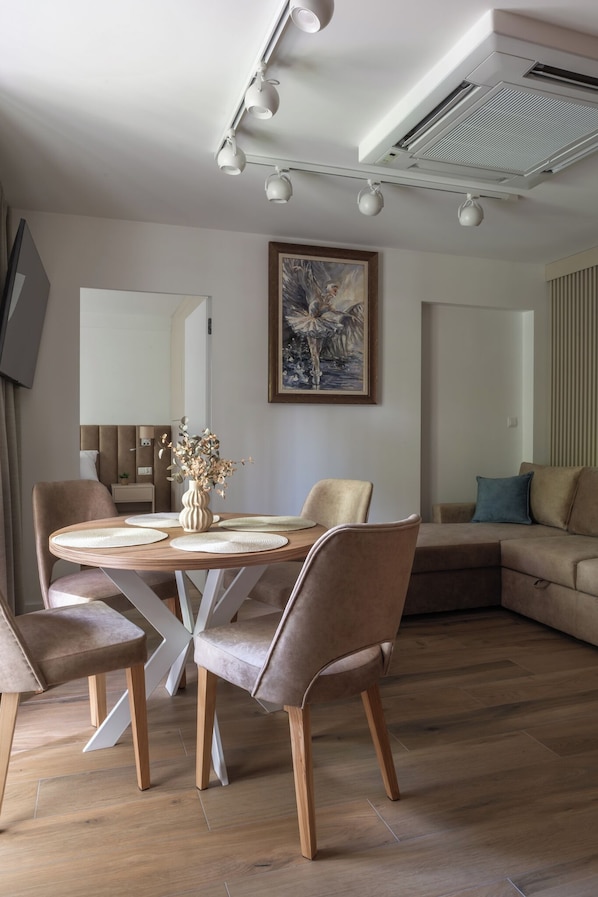 Deluxe Suite, Balcony | Living area