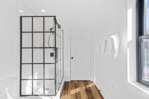 Shower, hair dryer, towels, soap - Modern Farmhouse Getaway (Leesburg)