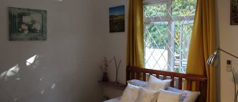 3 habitaciones, tabla de planchar con plancha y cuna de viaje