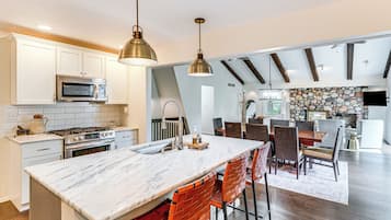 House (5 Bedrooms) | Interior