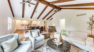 House (5 Bedrooms) | Interior