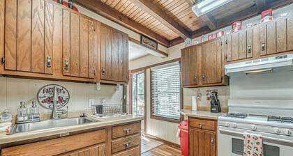 Walk to Downtown Ruidoso: Cozy Wooded Retreat