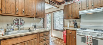 Walk to Downtown Ruidoso: Cozy Wooded Retreat