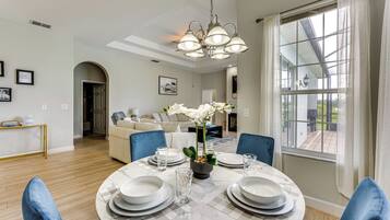 House (5 Bedrooms) | Interior